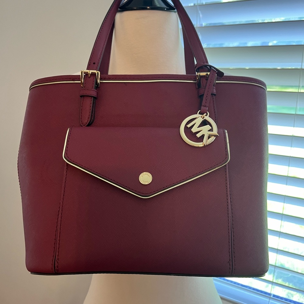 Michael Kors Saffiano Jet Set snap closure